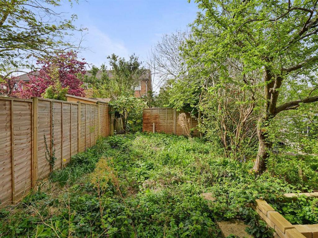 Hall Drive, Sydenham 3 bed flat for sale £425,000