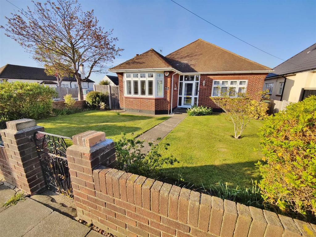 Bridgwater Drive, Westcliff On Sea 3 bed detached bungalow £1,695 pcm