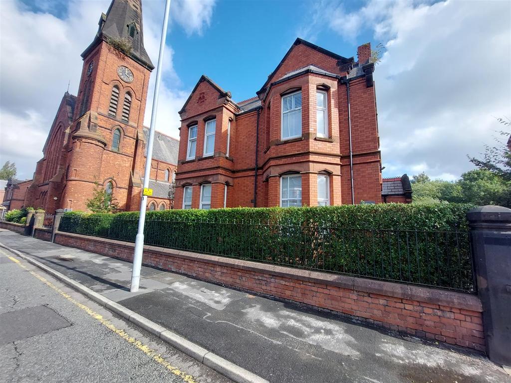 North Road, St Helens, WA10 2 2 bed apartment £125,000