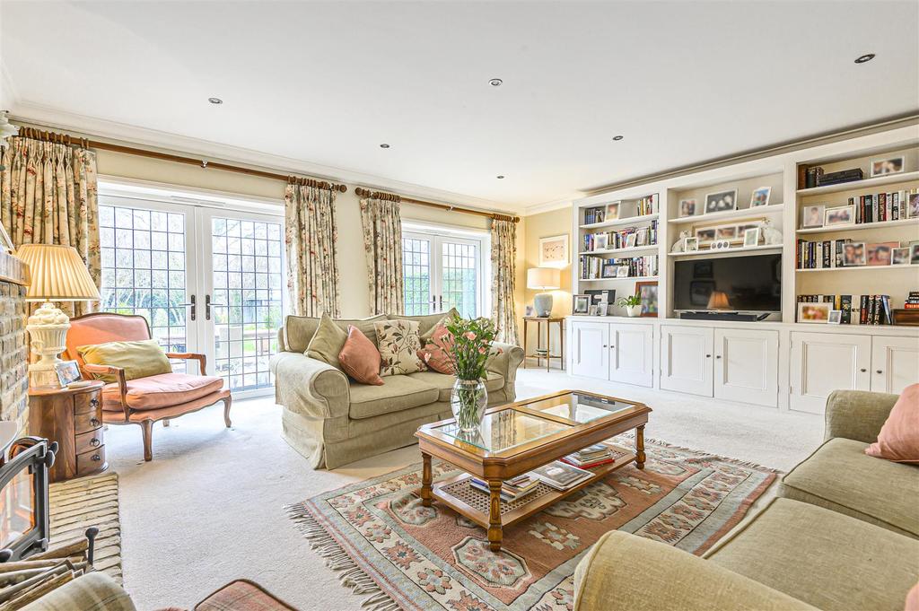 Oakwood Drive, East Horsley 4 bed detached house £1,995,000