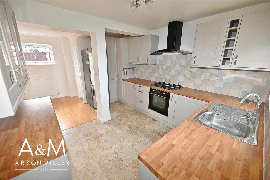 Wickets Way, Hainault 3 bed detached house £2,150 pcm (£496 pw)