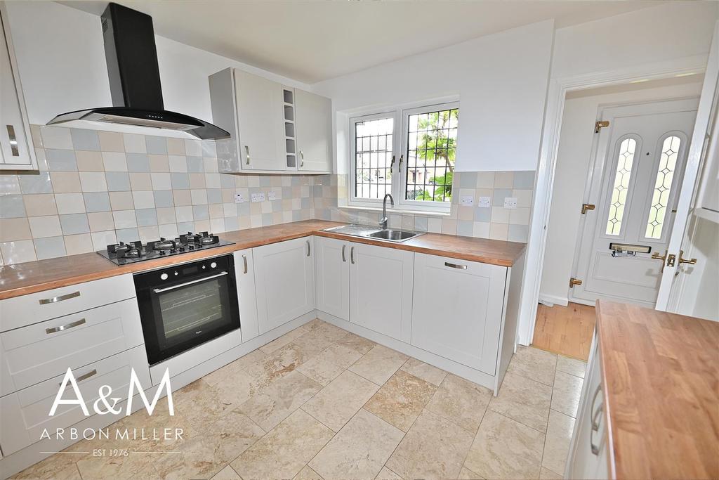 Wickets Way, Hainault 3 bed detached house £2,150 pcm (£496 pw)