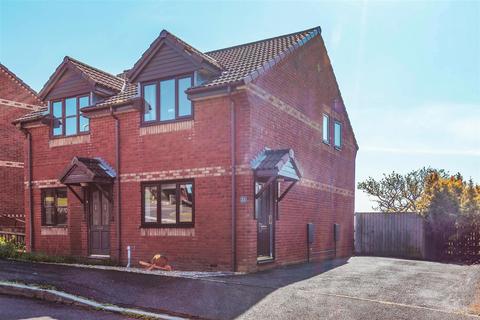 31 Avranches Avenue, Crediton, EX17 2HB
