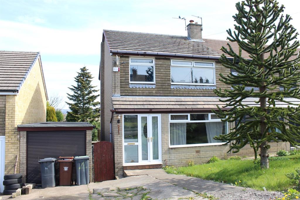 Lee Vale Drive, Charlesworth, Glossop 3 bed semidetached house £265,000