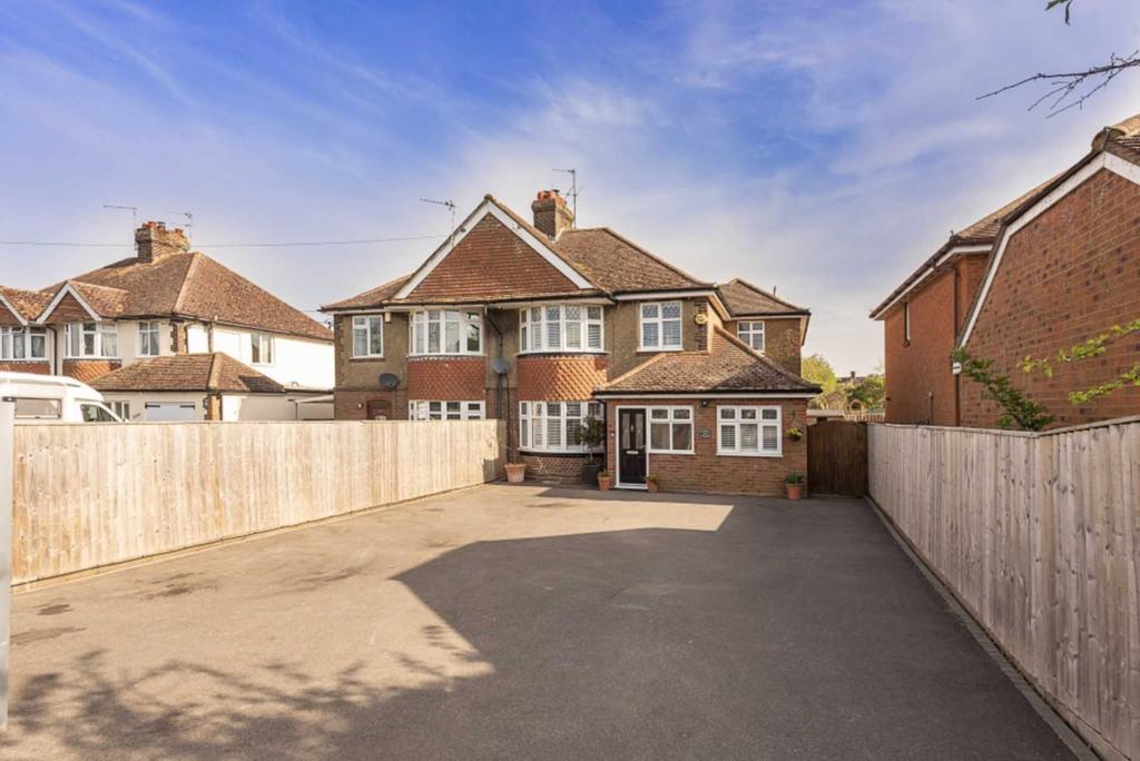 London Road, Aston Clinton 4 bed semi-detached house - £735,000