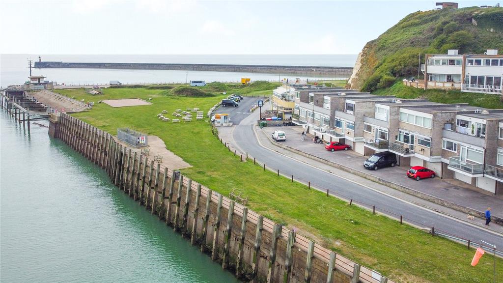 Fort Road, Newhaven, East Sussex, BN9 2 bed apartment £270,000