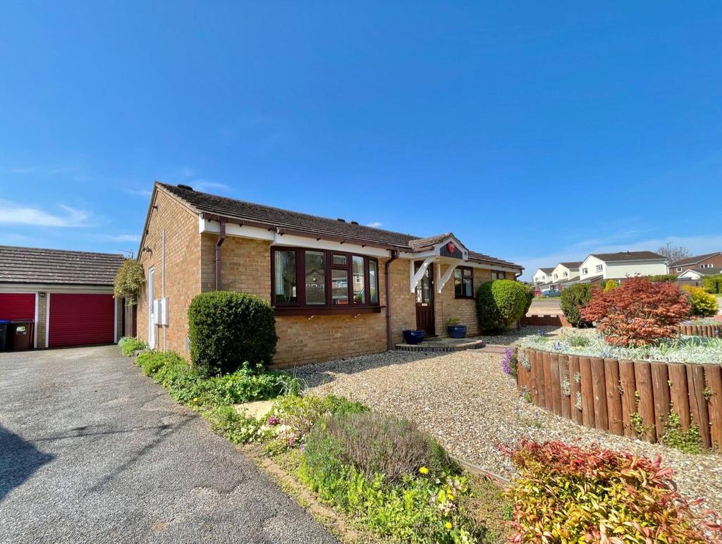 Lingswood Park, Lings, Northampton NN3 8TB 3 bed detached bungalow £360,000