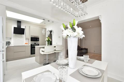 52 Rainsford Way, Hornchurch, RM12 4BL
