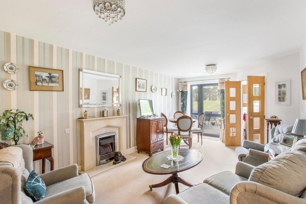 Mandeville Court, Darkes Lane, Potters Bar 2 bed ground floor flat for