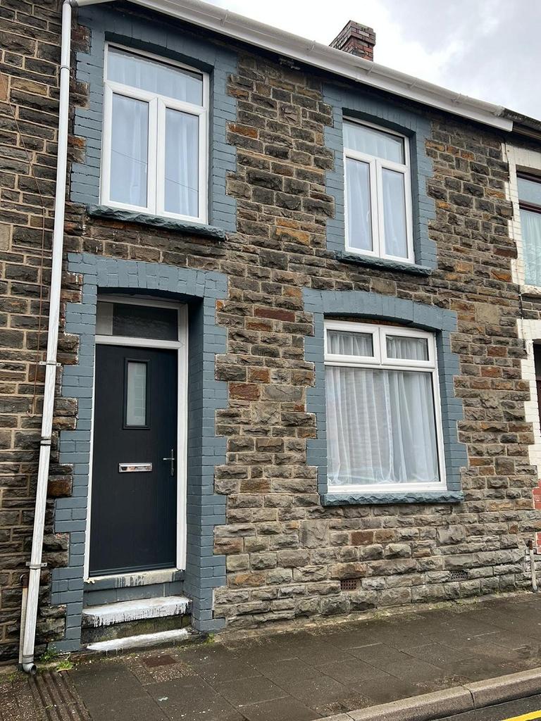 Ynyscynon Road, Tonypandy, Rhondda... 3 bed terraced house £625 pcm (£144 pw)