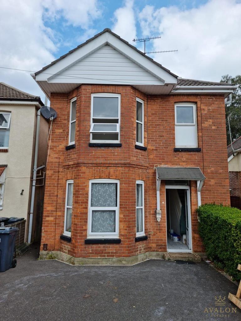 3 Bed Detached House with Garden and Parking
