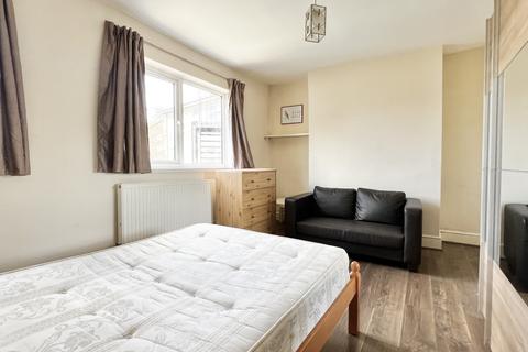 undefined, Canning Crescent, Wood Green, N22