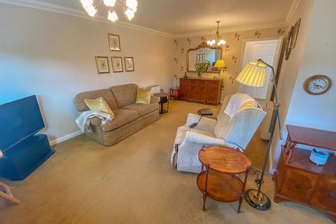 2 bedroom flat for sale - Oak Lodge, Southend Road, Hockley
