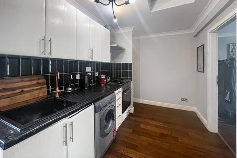 2 bedroom flat to rent, Albacore Crescent, London, SE13 7HW