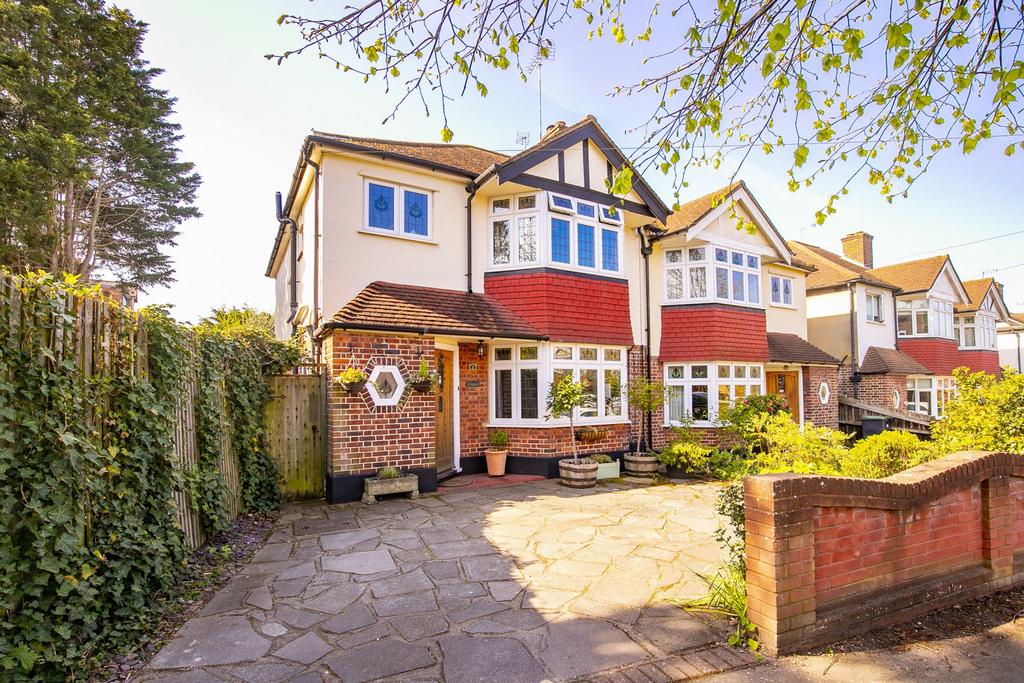 Devon Close, Buckhurst Hill, IG9 3 bed semidetached house £850,000