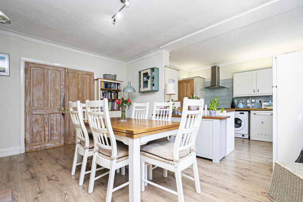 Devon Close, Buckhurst Hill, IG9 3 bed semidetached house £850,000