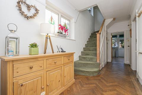 1 Devon Close, Buckhurst Hill, IG9 5LF