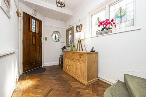 1 Devon Close, Buckhurst Hill, IG9 5LF