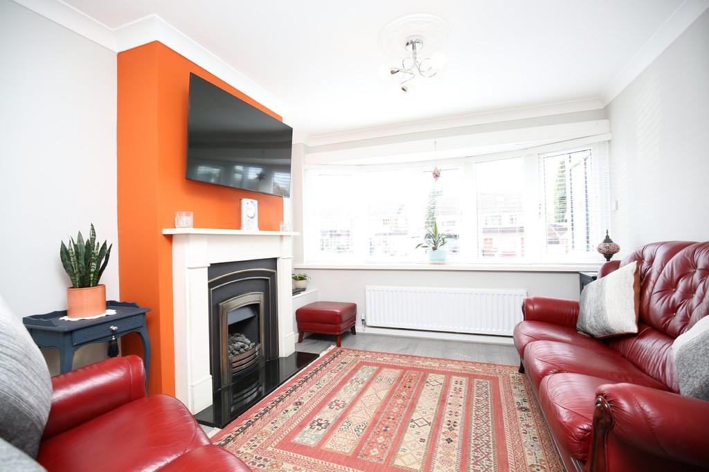 Highcliffe Road, Two Gates 3 bed semidetached house £270,000