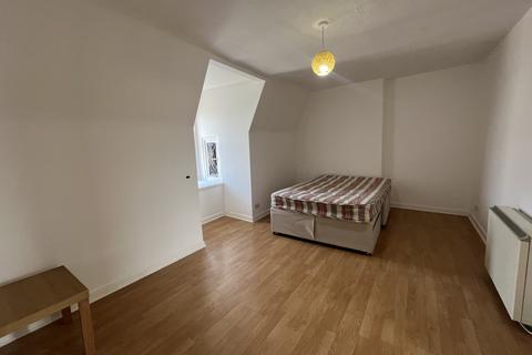 Studio to rent, High Street, London NW10