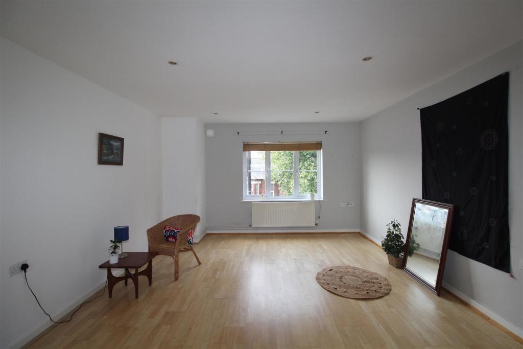 Holyhead Road, Coventry, CV1 2 bed flat £126,000