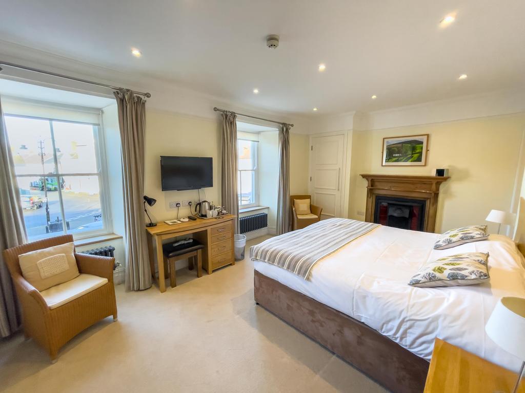 En-suite Bedroom with bathroom 1