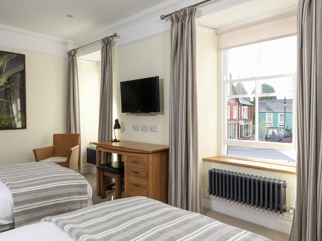 En-suite Bedroom with bathroom 2