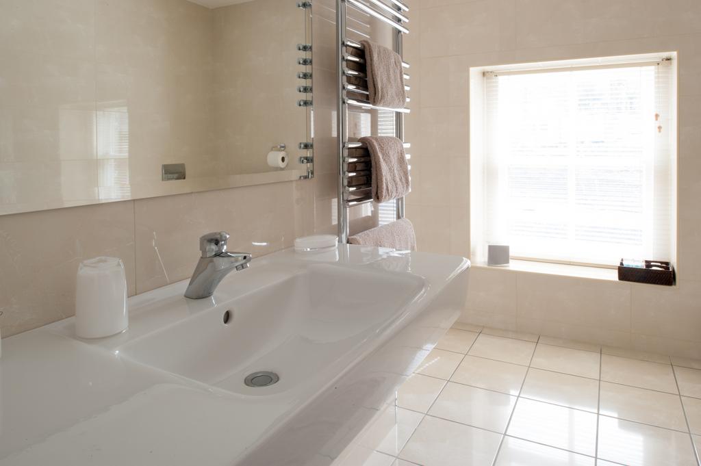 En-suite Bedroom with bathroom 3