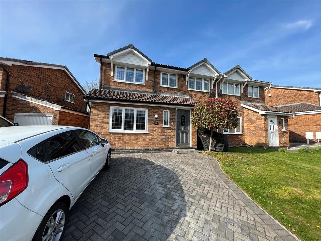 Turnberry Drive, Wilmslow 4 bed semidetached house £435,000