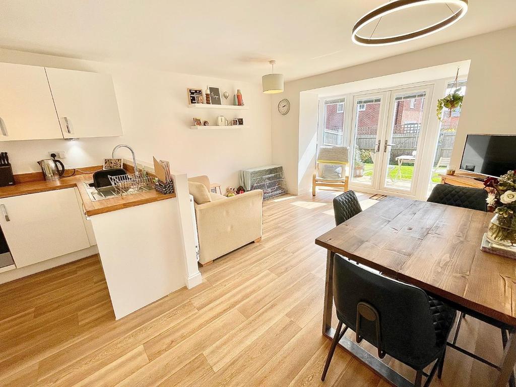 Elder Drive, Brixworth, Northamptonshire, NN6 3 bed semidetached house