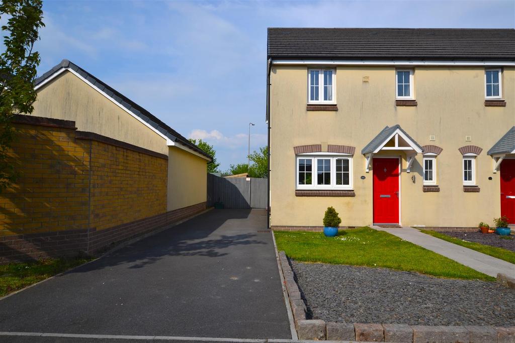 Castleton Grove, Haverfordwest 3 bed semidetached house £210,000