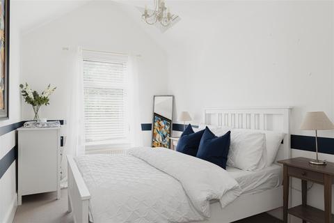 28 Albion Road, Reigate, RH2 7JY