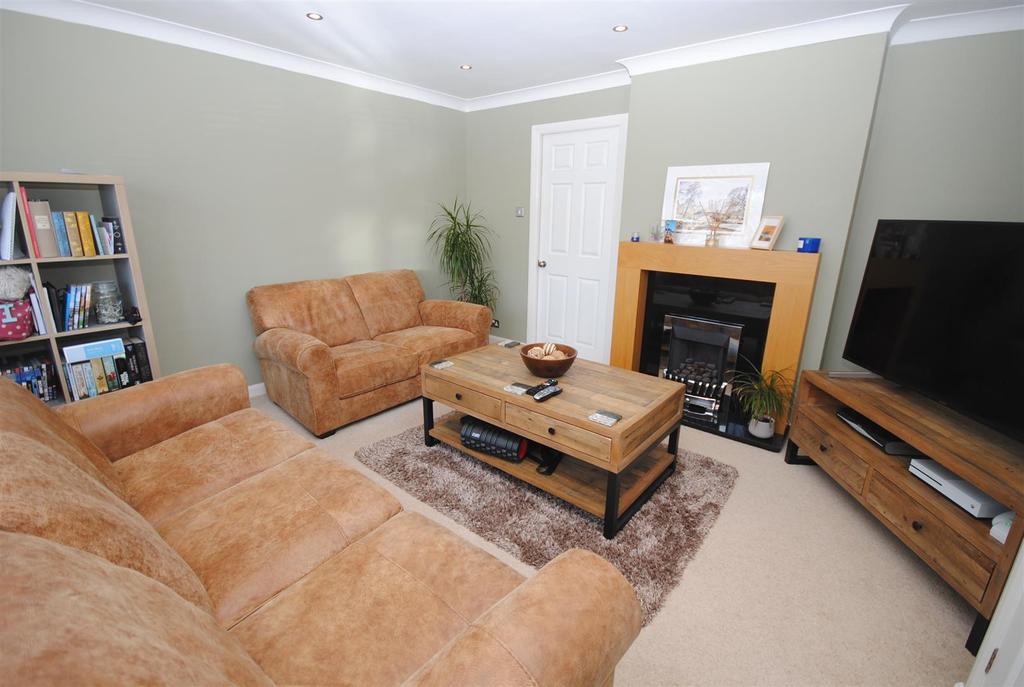 Pembroke Rise, Kippax, Leeds 3 bed semi-detached house - £245,000