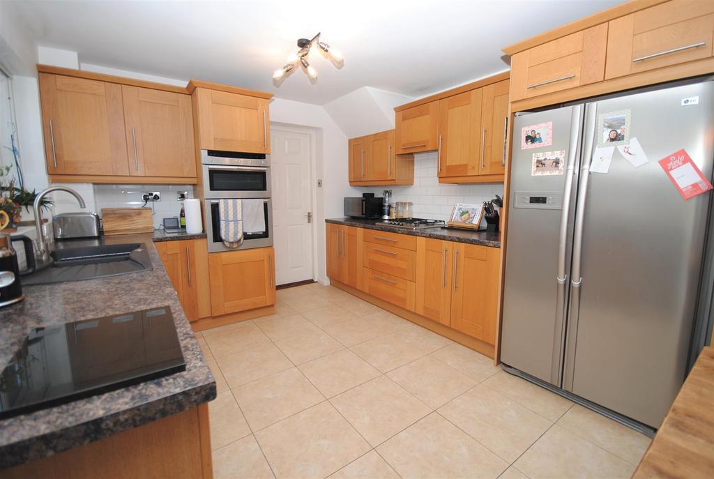 Pembroke Rise, Kippax, Leeds 3 bed semi-detached house - £245,000
