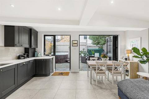29a Brathway Road, London, SW18 4BE
