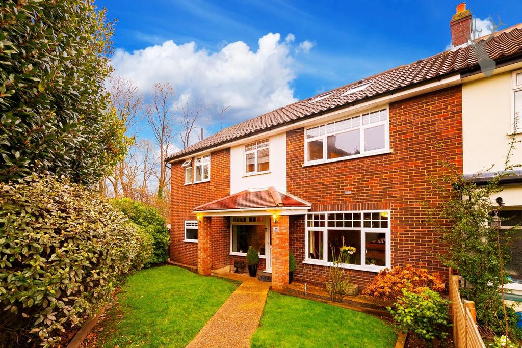 Coles Green, Loughton 4 bed semidetached house for sale £750,000
