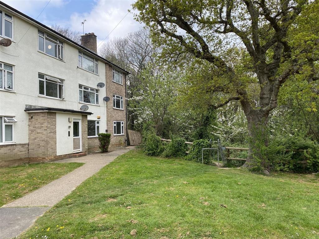 Preston Road, BexhillOnSea 2 bed flat £135,000