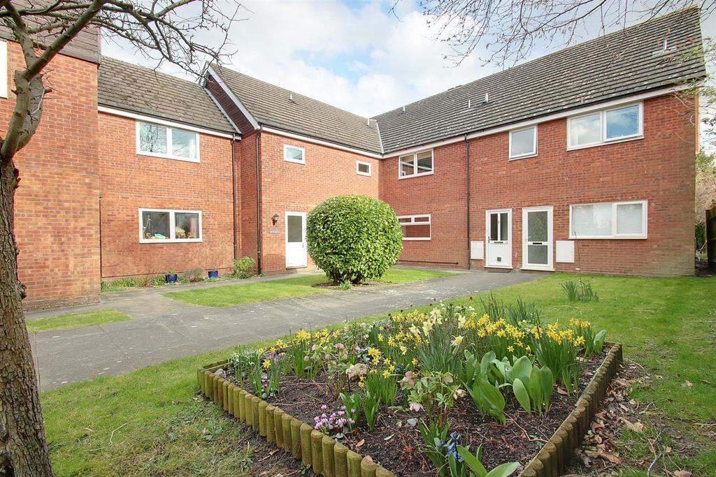 The Orchards, Longfield Road 2 bed flat £975 pcm (£225 pw)