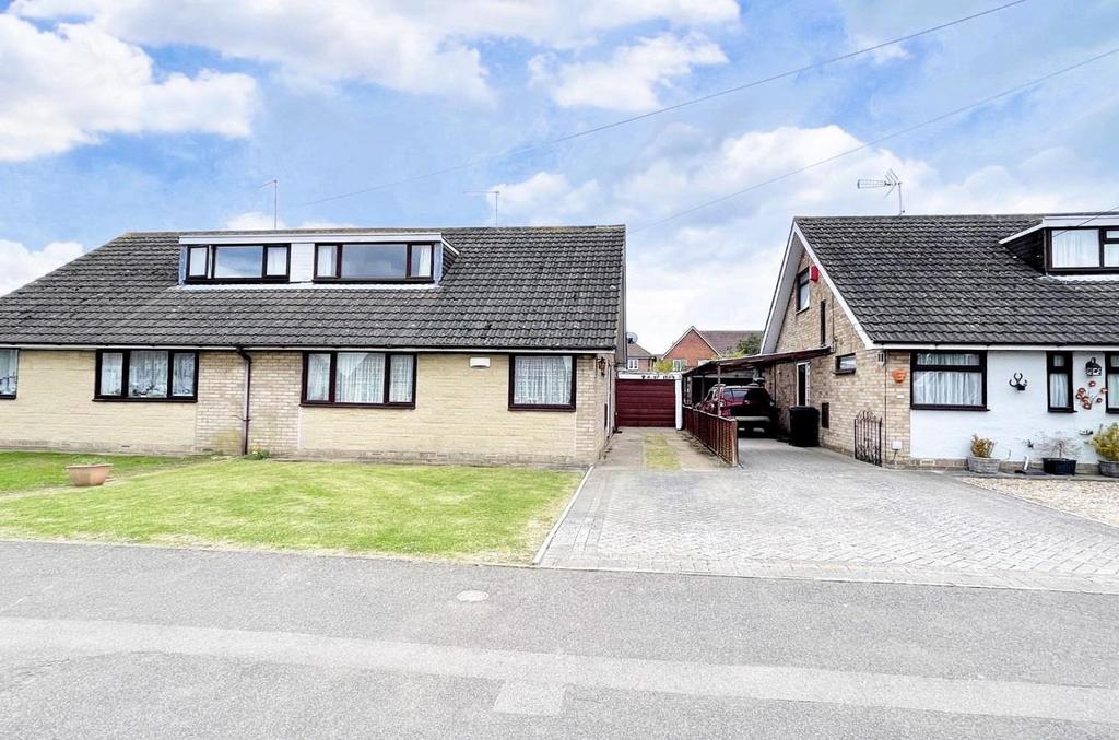 Martins Lane, Hardingstone... 3 bed semidetached house £325,000