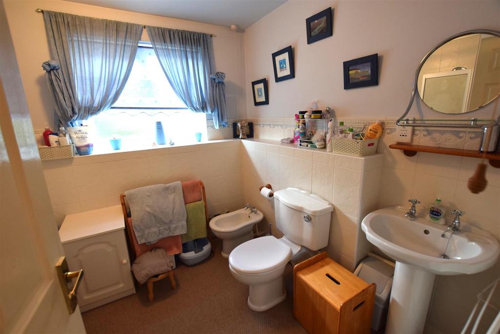 Family Bathroom (2).JPG