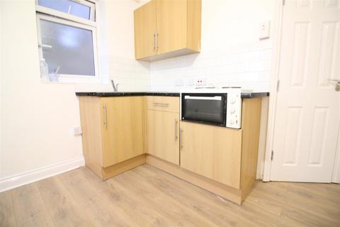 Studio to rent, Hanger Lane, London