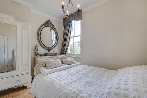158 Replingham Road, London, SW18 5LJ