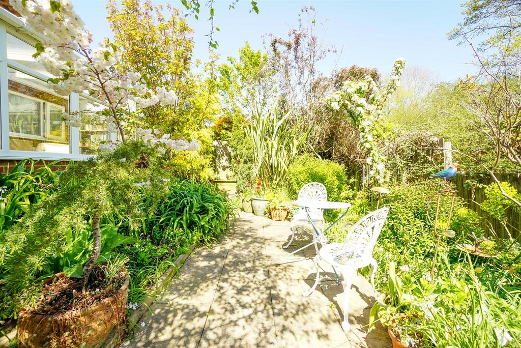 Ashford Road, Hastings 2 bed detached bungalow £365,000