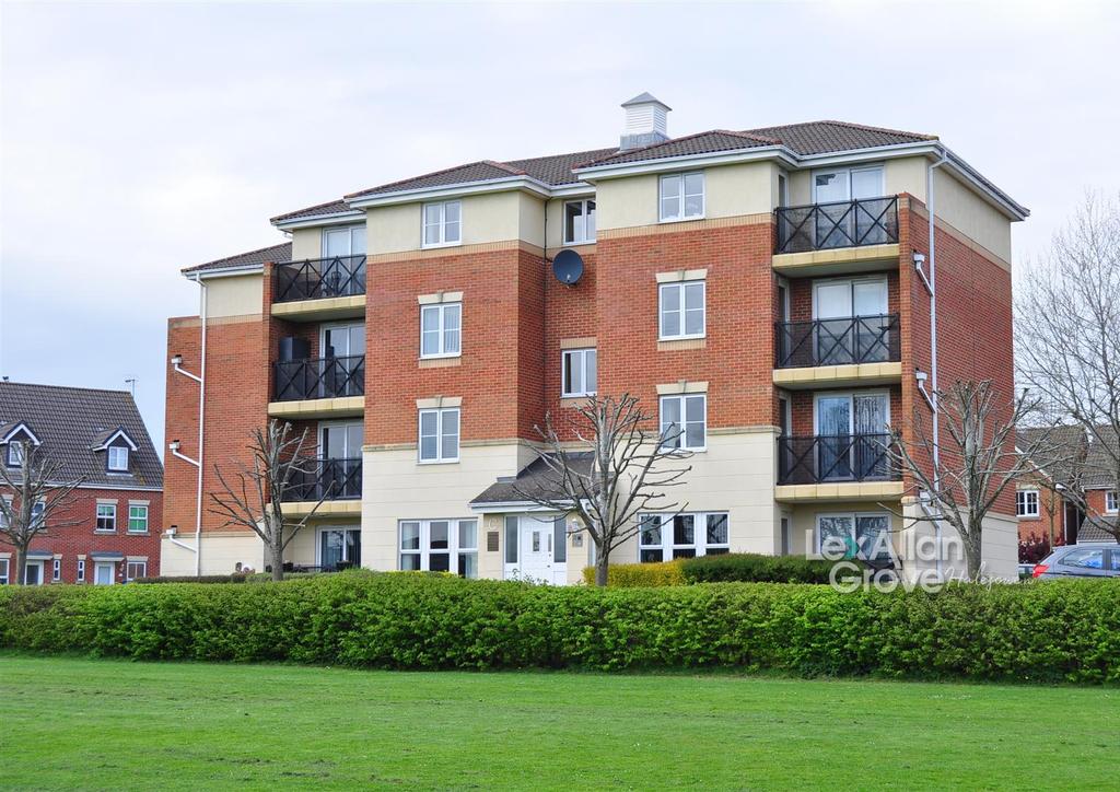 Cavalier Drive, Halesowen 2 bed flat £135,000