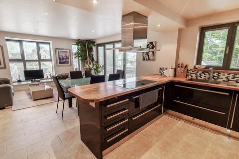 44 Old Ferry Drive, Wraysbury, Staines-upon-thames, TW19 5JT
