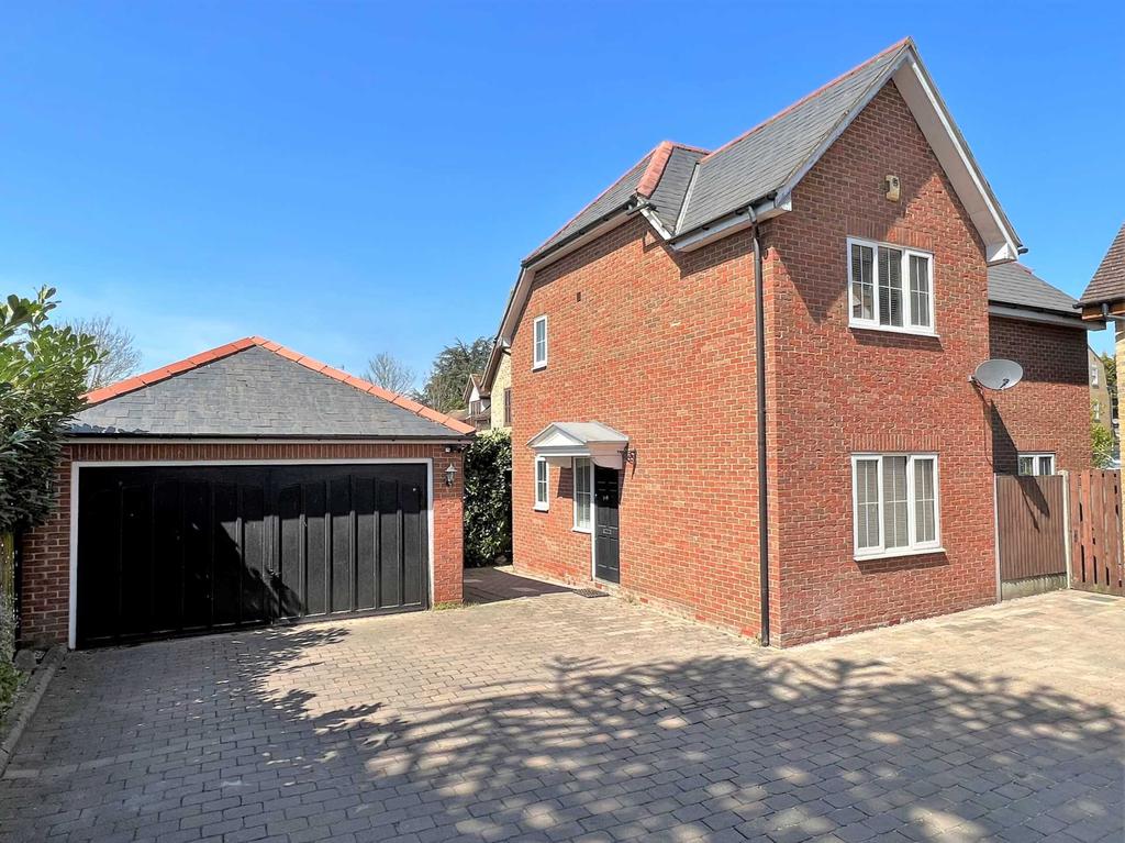 Tye Common Road, Billericay 3 bed detached house £600,000