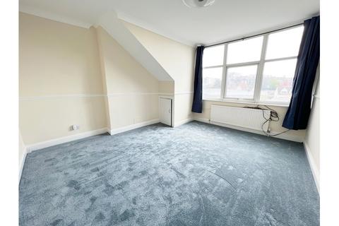 2 bedroom flat to rent, Palmeira Avenue , Westcliff-on-Sea, Essex