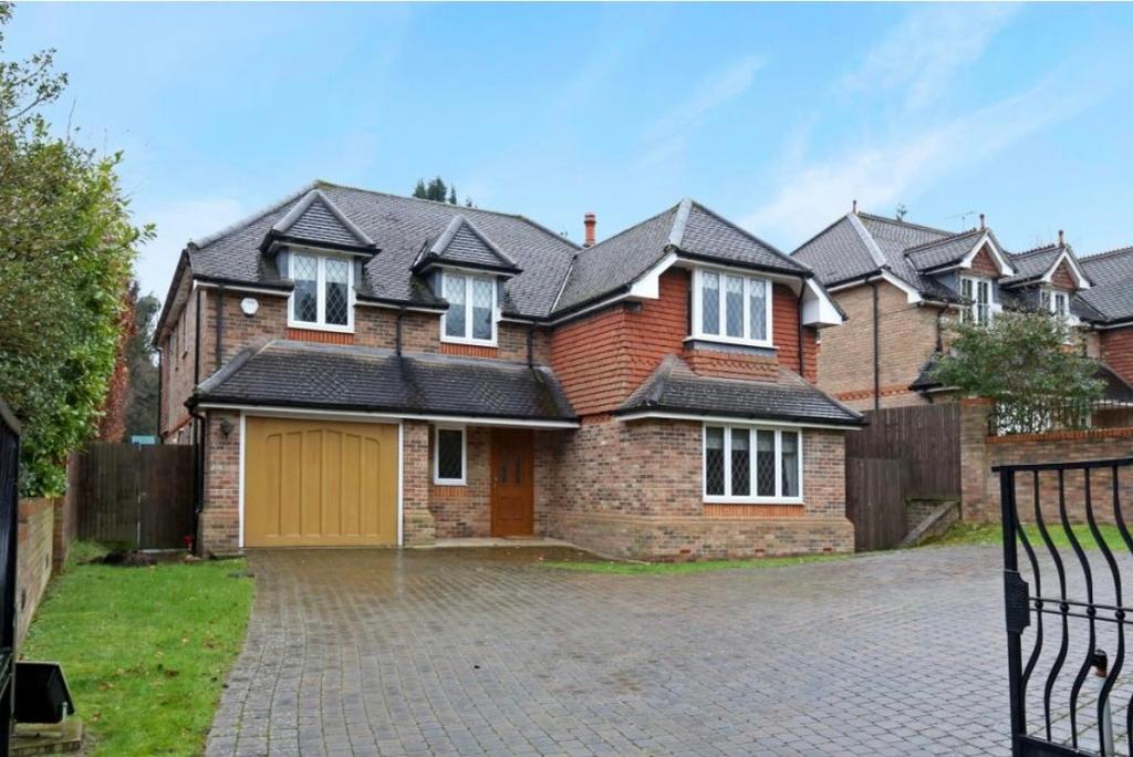 Goodyers Avenue,Radlett,WD7 8AY 5 bed detached house £4,995 pcm (£