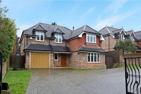 5 bedroom detached house to rent, Goodyers Avenue, Radlett, WD7 8AY