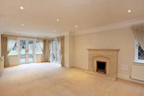 5 bedroom detached house to rent, Goodyers Avenue, Radlett, WD7 8AY